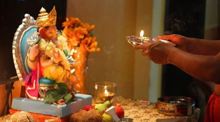 How Aarti should be waved in front of Deities?