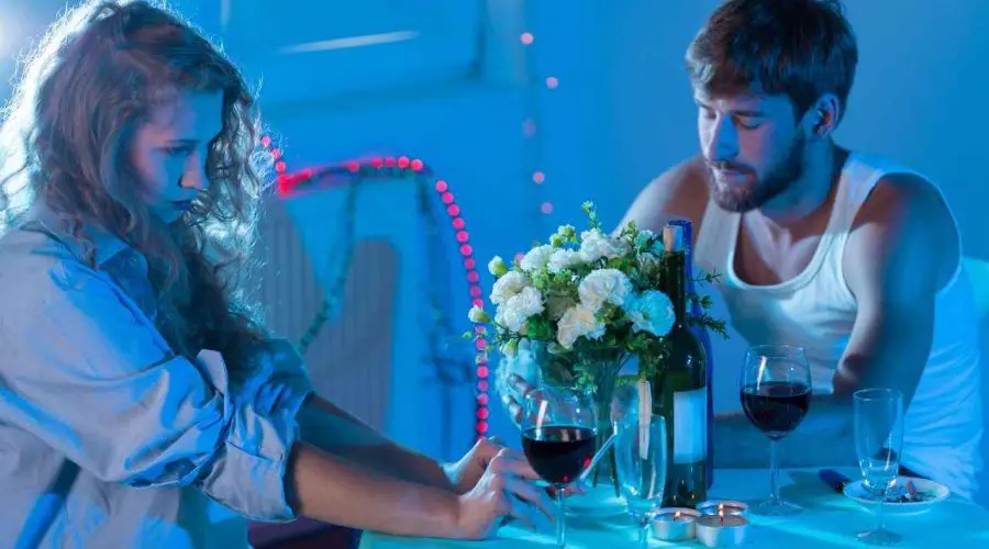 4 Definite Signs that Your First Date Might be a One Night Stand