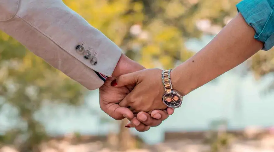 These Zodiac Signs Love To Hold Their Partner’s Hand